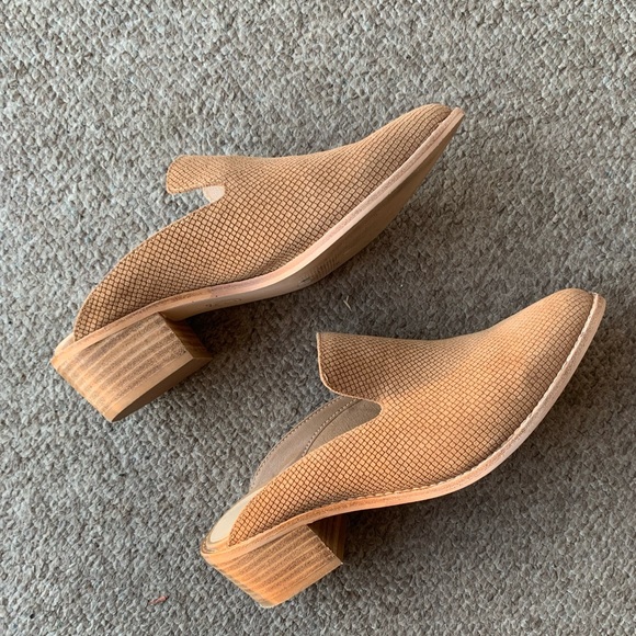 Chinese Laundry Shoes - FLASH SALE✨ Gently Used CHINESE LAUNDRY Marnie Mules, Snake Suede, Camel, Size 8